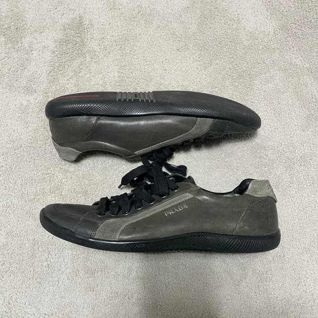 285) 프라다 스포츠 레더 로고 트레이너 스니커즈