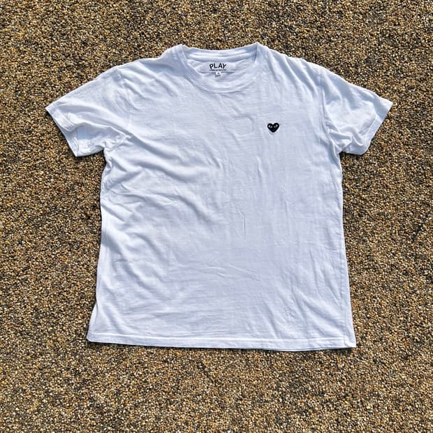 꼼데가르송(comme des garcons) 화이트 로고 반팔티