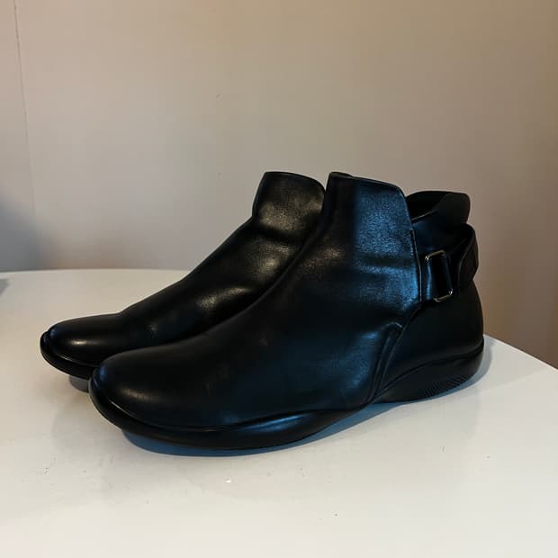 프라다 블랙 레더 스트랩 앵클 부츠