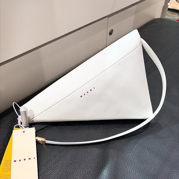 (정품/새상품) MARNI 마르니 여성 화이트 트라이앵글 레더 숄더백