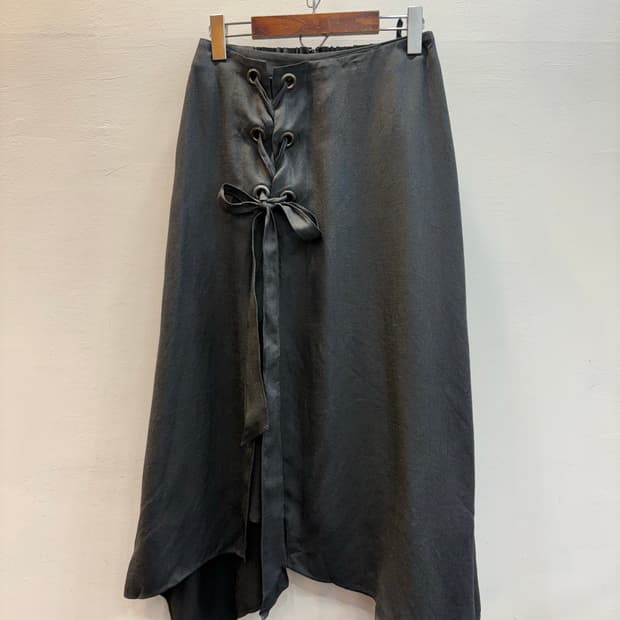 그레이 언발 아일렛 스커트