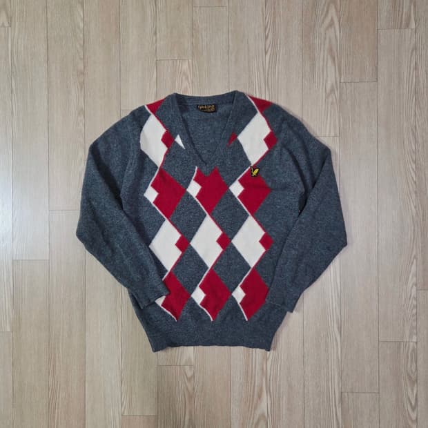 라일앤스콧 차콜 그레이 아가일 브이넥 니트