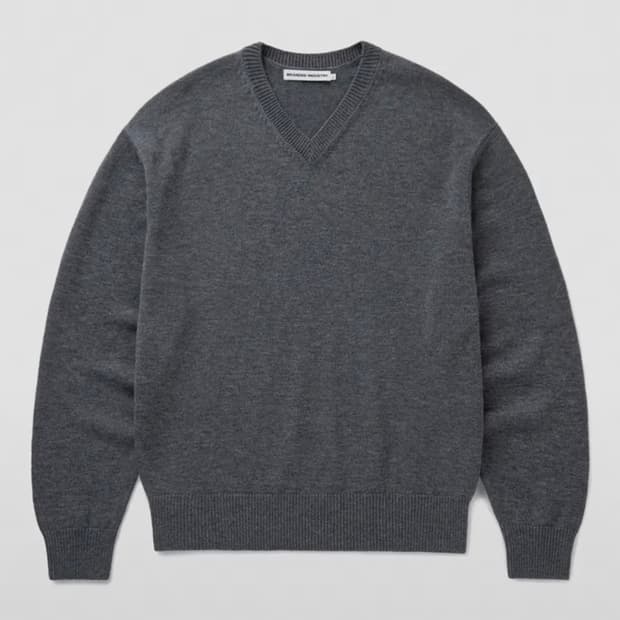 [M] 브랜디드 브이넥 니트 차콜 클라우드 슈퍼 파 인