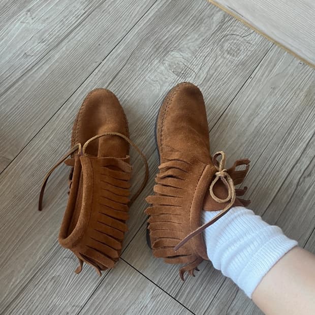 미네통카 하드솔 프린지 부츠 220-225