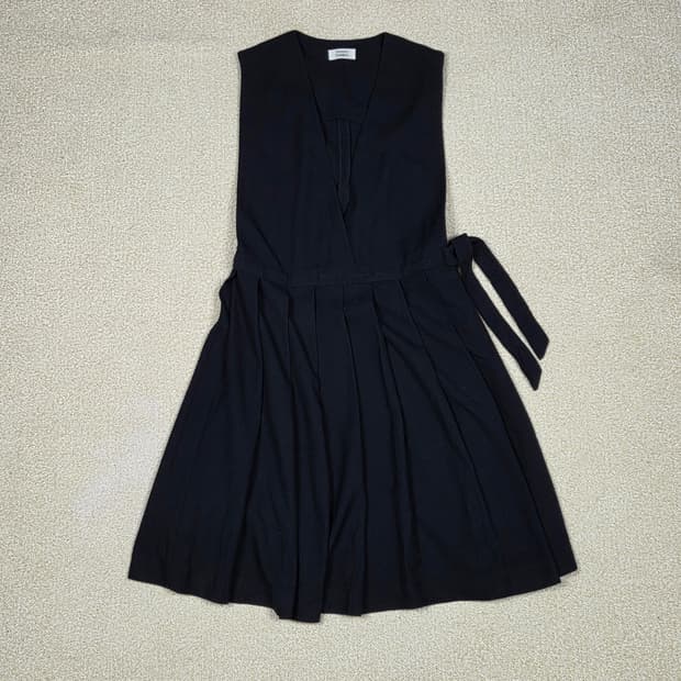 [스튜디오 톰보이] 딥 브이넥 핀턱 슬리브리스 원피스 | 00269