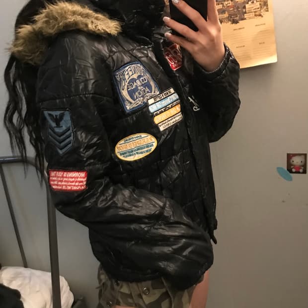 Marna 와펜 유광 퍼 후드 퀄팅 자켓