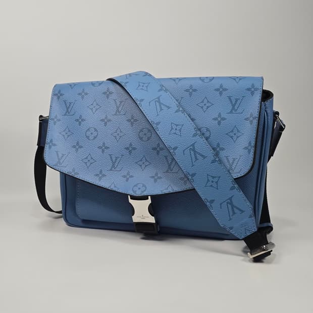 루이비통 타이가라마 뉴 메신저 크로스백