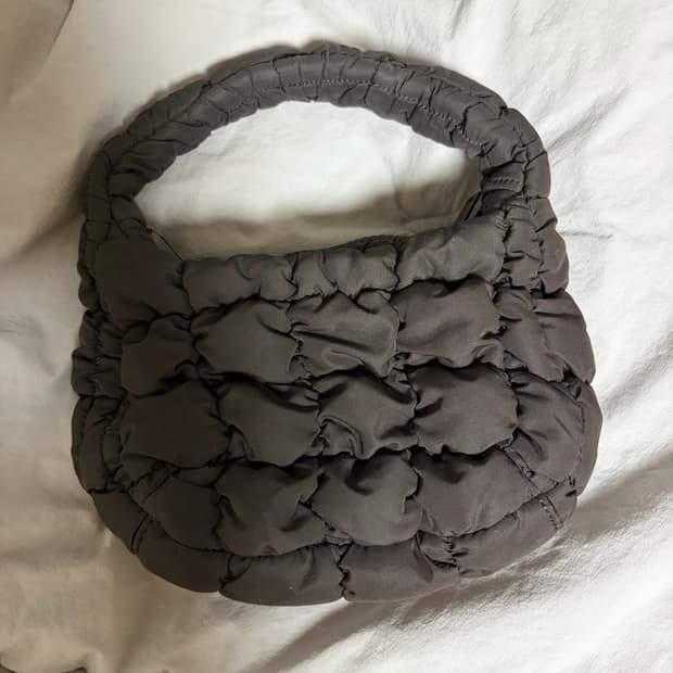 코스 퀼티드 마이크로백 다크 브라운