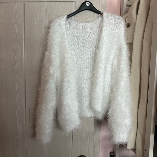모디무드 쇼핑몰 퍼 가디건 화이트 새제품