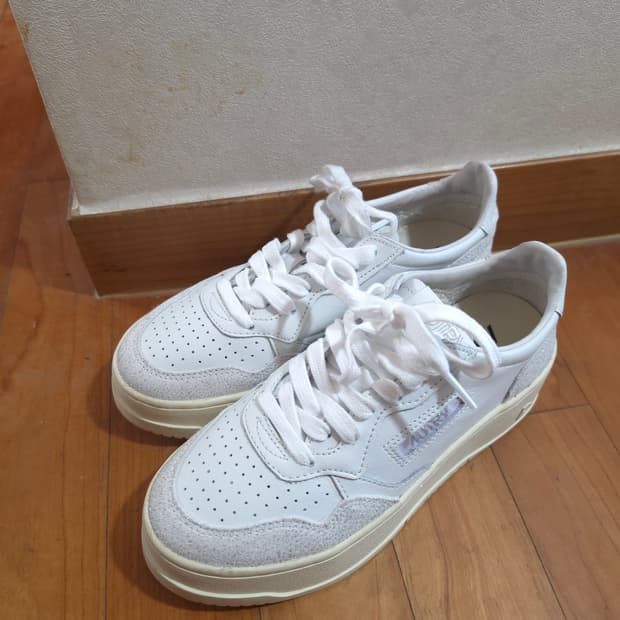 오트리 메달리스트 화이트 스니커즈