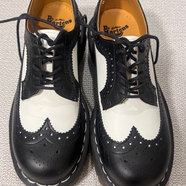 닥터마틴 윙팁 로퍼 구두 블랙 화이트 UK5