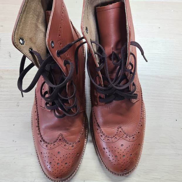 로맨틱무브 브라운 색상 윙팁 부츠