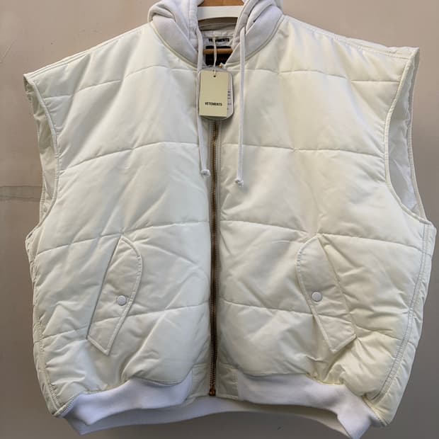 베트멍 x 알파 인더스트리 오버사이즈 후드 봄버 베스트 화이트