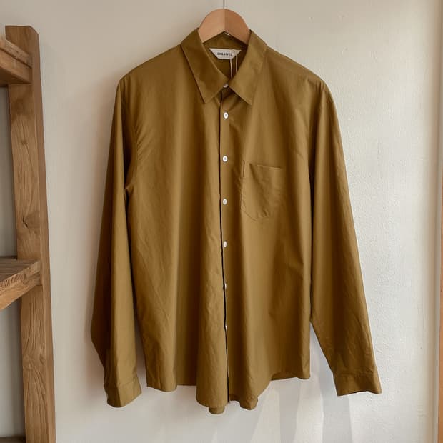 디가웰 제네릭 셔츠 (카멜)