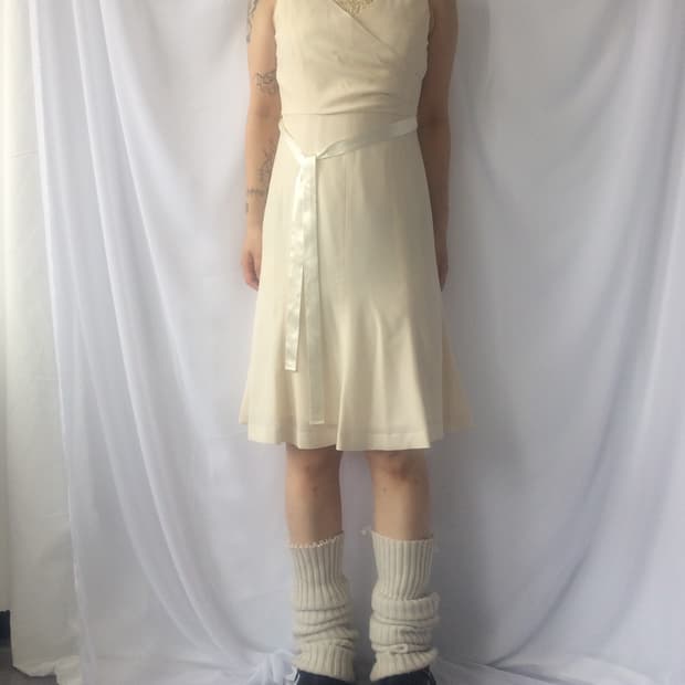 Tied point sleeveless onepiece
