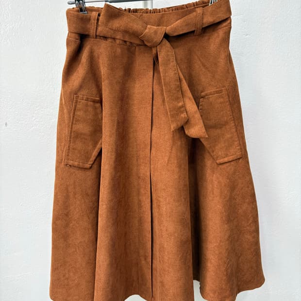 벨티드 포켓 브라운 미디스커트