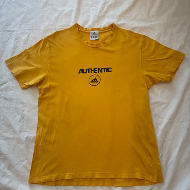 아디다스 AUTHENTIC 로고 반팔 티셔츠