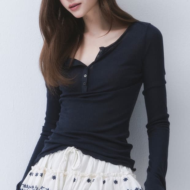 더티스 레이스 버튼 티 네이비
