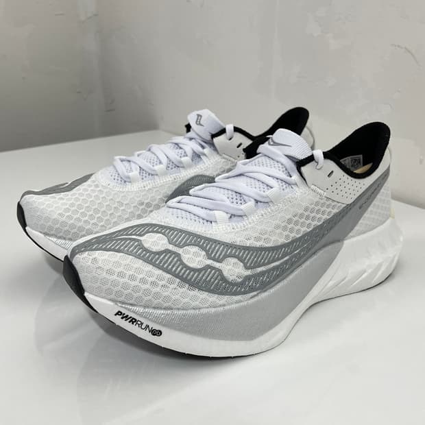 써코니 엔돌핀 프로4 카본플레이트 런닝화 스톤실버 270