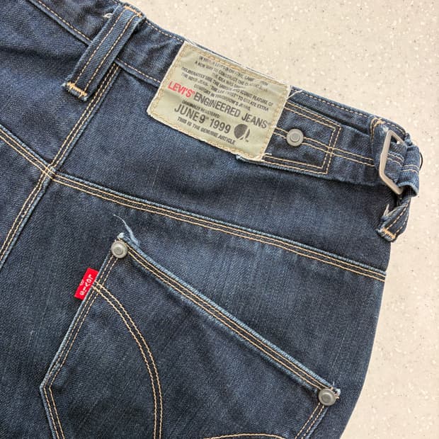 17. 리바이스 엔진 팬츠