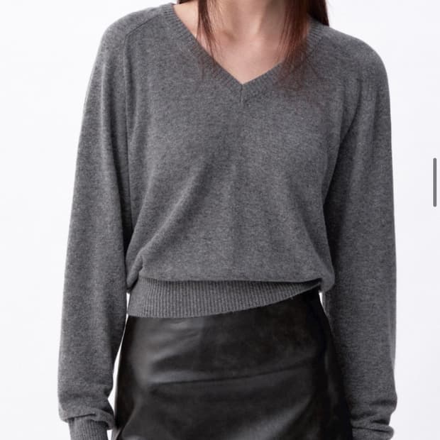 아비에무아 백 디테일 브이넥 니트(차콜)