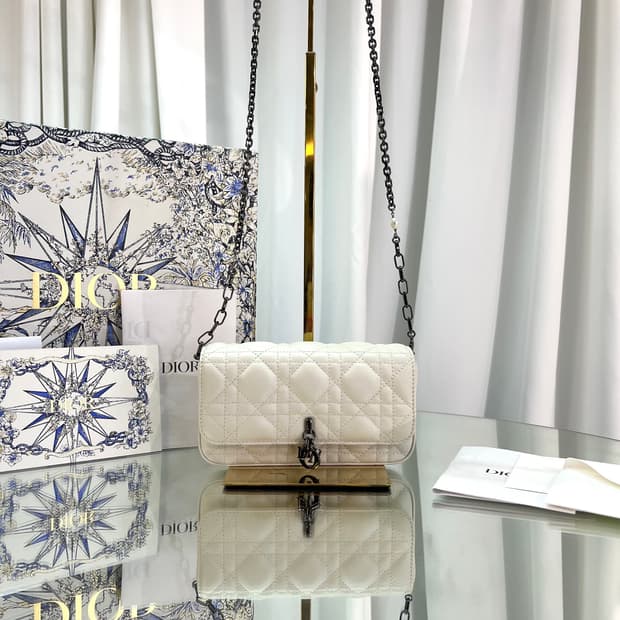 [새상품급] 디올 레이디 디올 램스킨 까나쥬 라떼 폰 파우치 숄더백