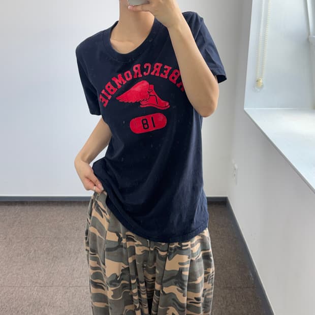 Abercrombie 아베크롬비 레드로고 다크 네이비 반팔