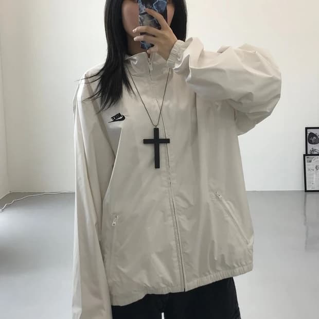 나이키 화이트 후면 빅 로고 바람막이