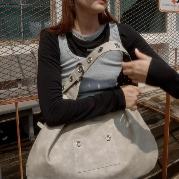 레터리 버클 리버시블 숄더백 라이트그레이