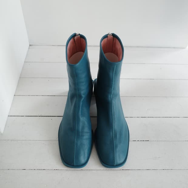 [Acne Studios] 브랜디드 레더 앵글 부츠