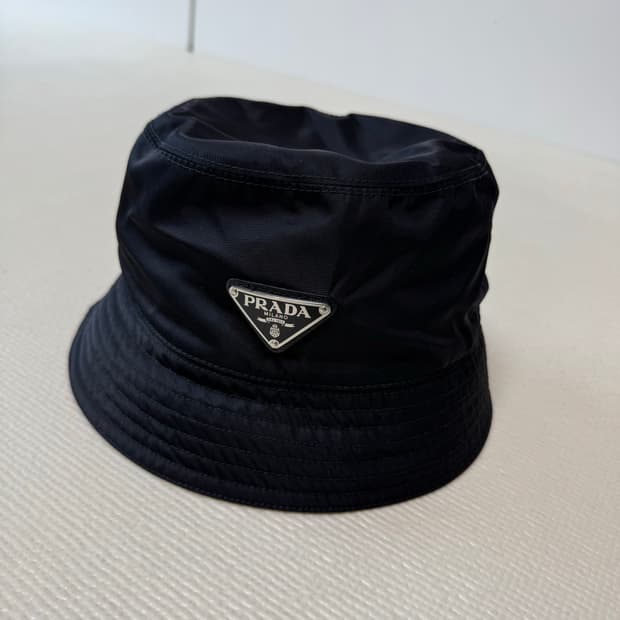 프라다 리나일론 버킷햇 M (거의 새상품)