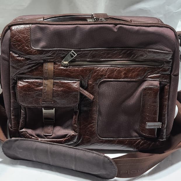 피콰드로(piquadro) 가죽크로스백. 다용도백