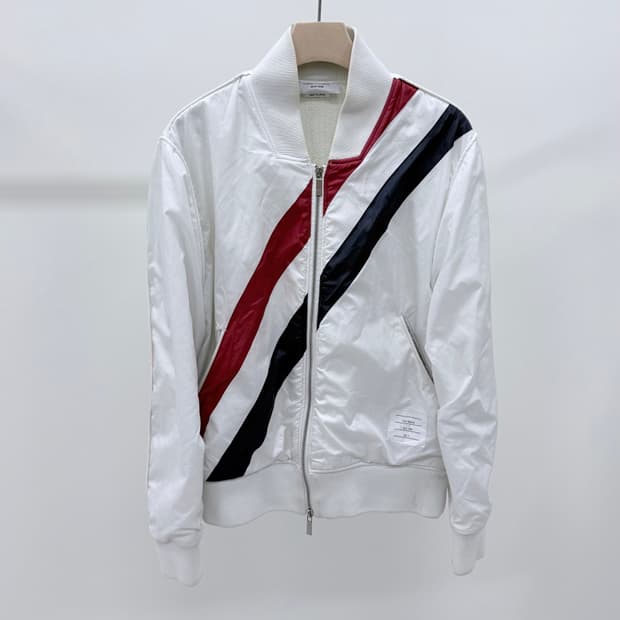 [B급/3] 톰브라운 삼선 로고 봄버 자켓 화이트