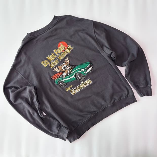 그렘린 기즈모 자수 그래픽 차콜 맨투맨