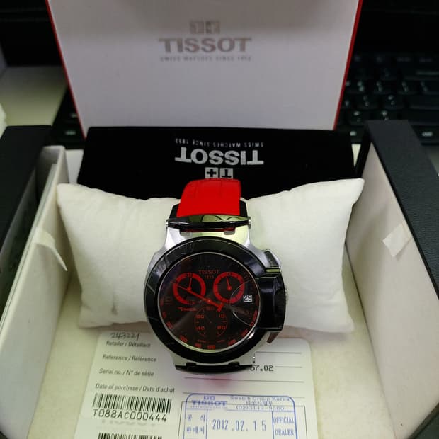 블랙/레드 조합이 매력적인 티쏘 남성 시계 