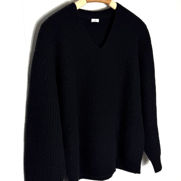 어그스트 어그스트니트 브이넥니트