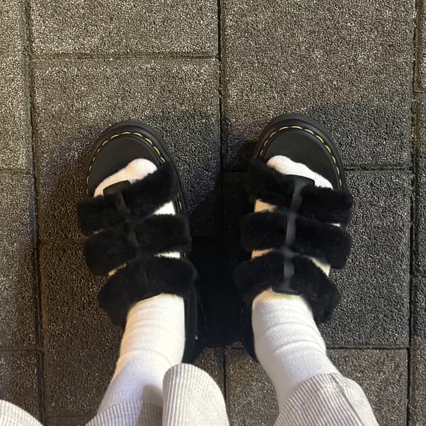 (240) 닥터마틴 플러피 퍼 샌들