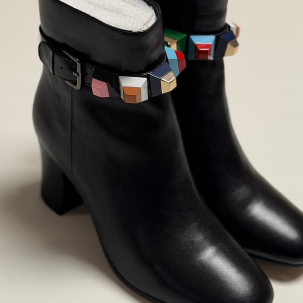새상품) 펜디 레인보우 스터드 가죽 앵클 부츠 블랙 240mm