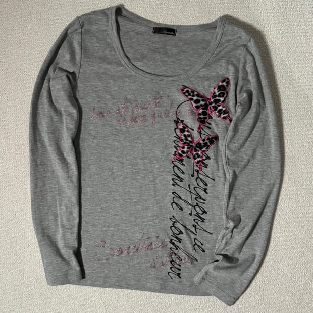 일본빈티지 갸루 y2k 그레이 레터링 쭉티 딱붙 롱슬리브 탑