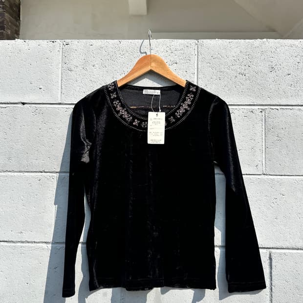 벨벳 자수 라운드 긴팔티셔츠