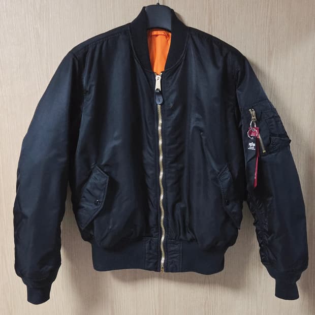 (착샷) 알파인더스트리 ma-1 레귤러핏 블랙 