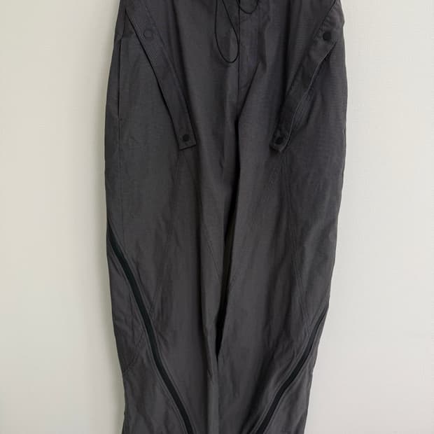 쿠어 유틸리티 지퍼 플랩 팬츠 (차콜그레이)