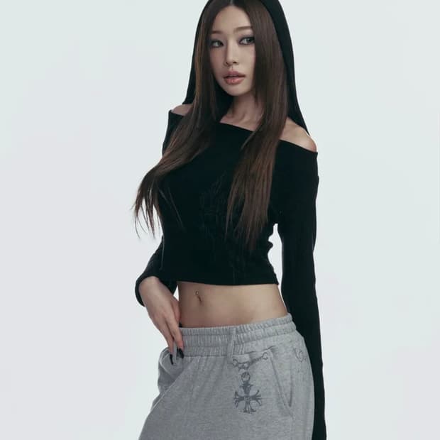 길라아카이브/ GRAPHIC OFF SHOULDER KNIT HOODED