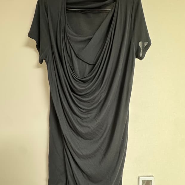 율리우스 드레이핑 숏 슬리브