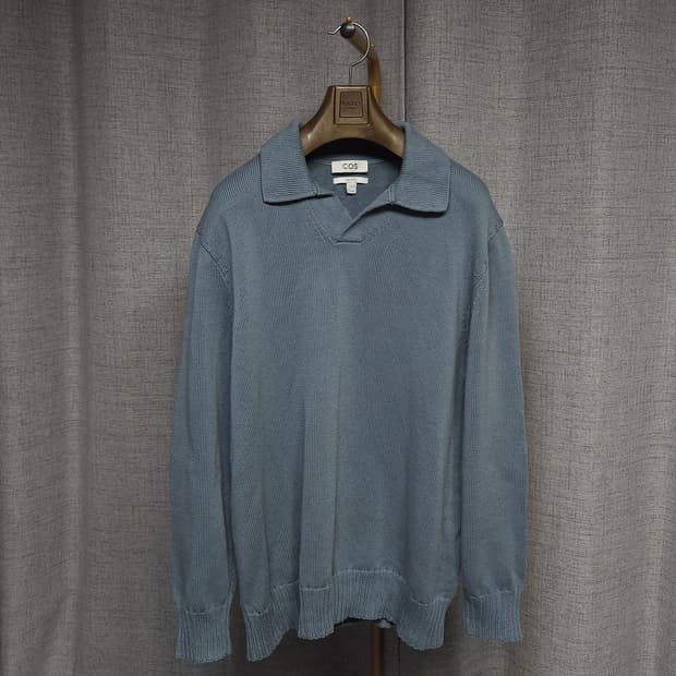 L ) COS 릴렉스드핏 오픈카라넥 니트