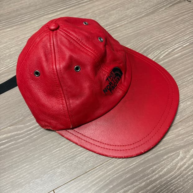 노스페이스 X 슈프림 가죽 볼캡 레드