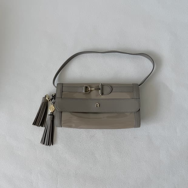 아이그너(AIGNER) 에나멜 레더 숄더백