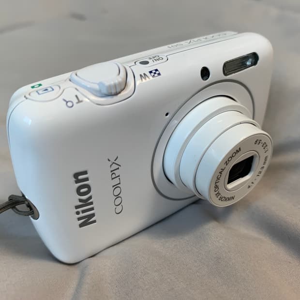 Nikon coolpix s01 한글 하단뚜껑O 팝니다