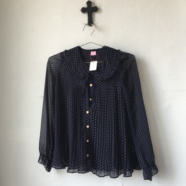 Dot pattern pleats blouse
