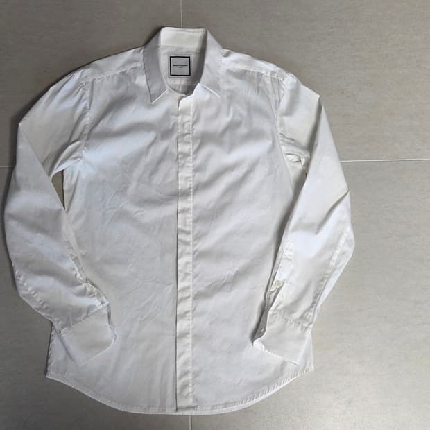 우영미 히든 버튼 화이트 셔츠 